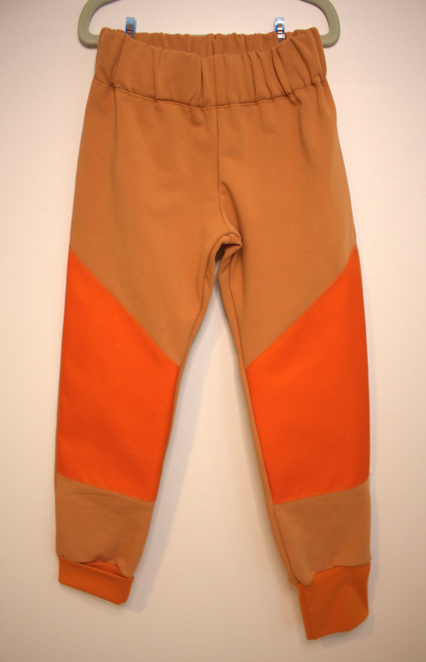 Collegehousut vahvikkeilla