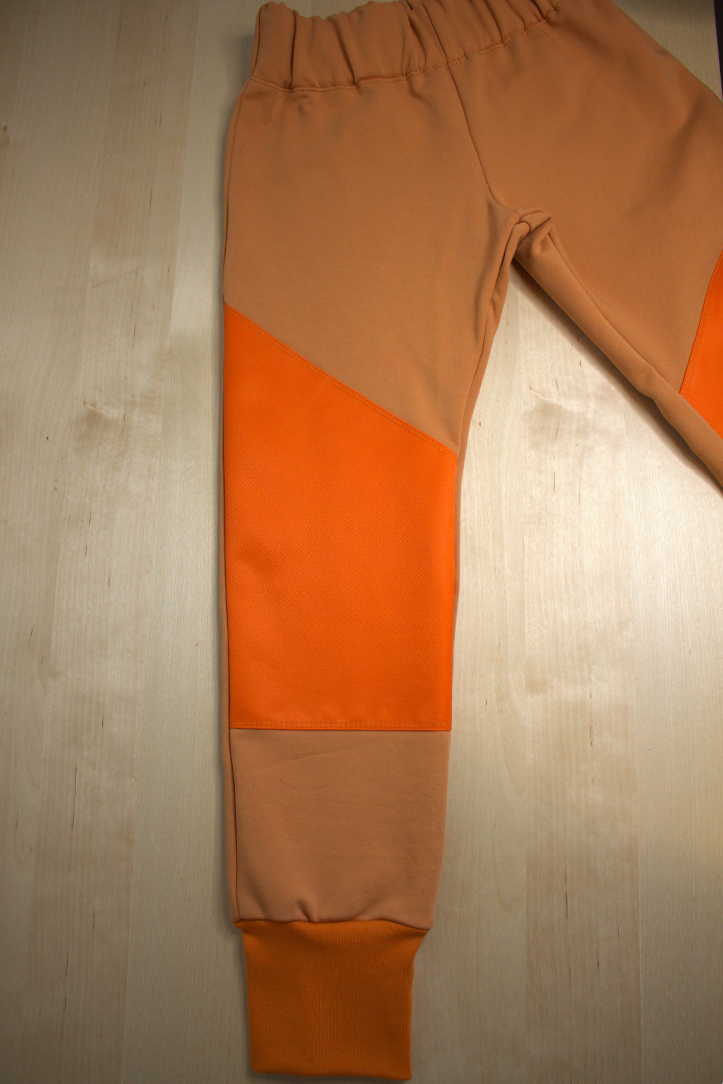 Collegehousut vahvikkeilla